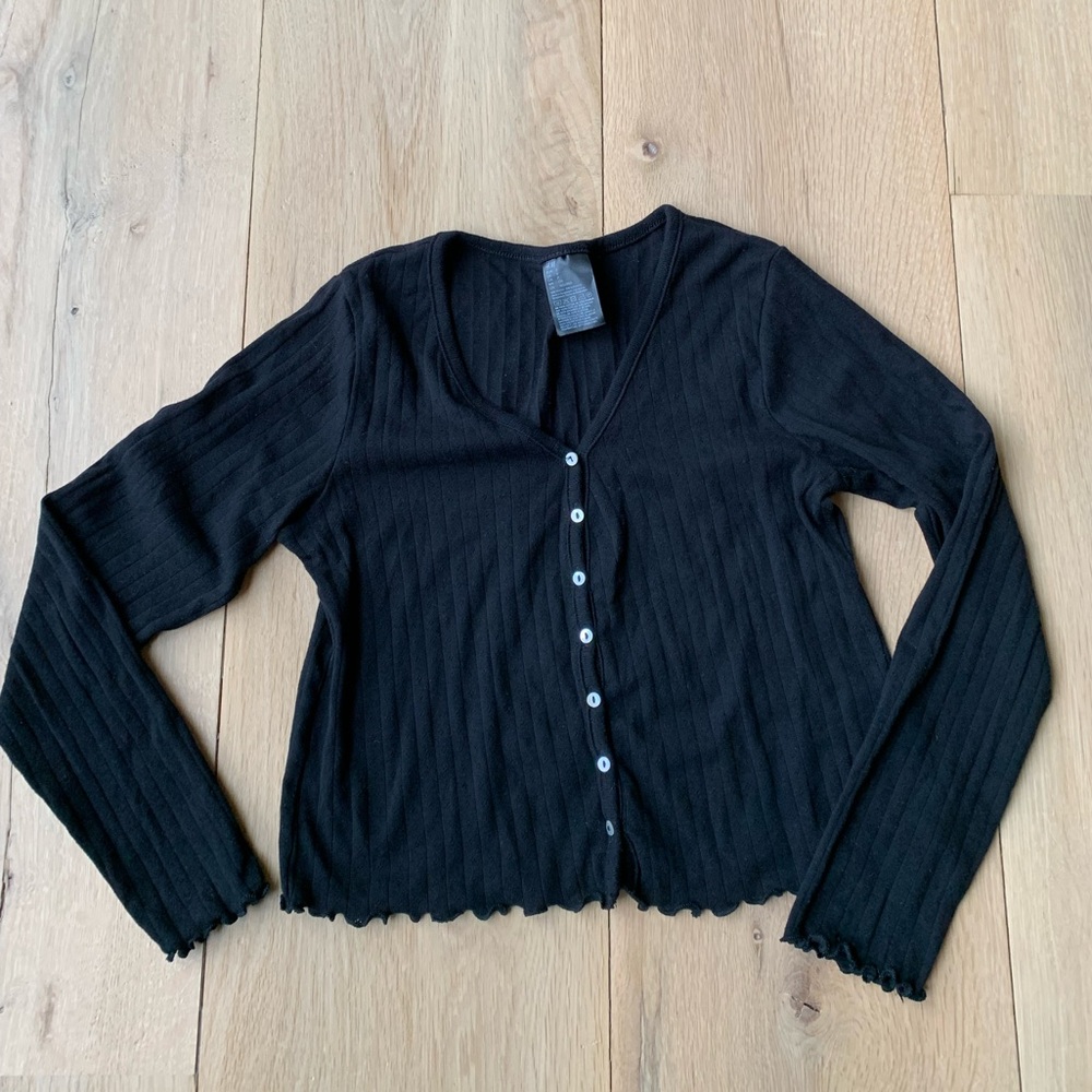 Cotton pointell top with shell buttons